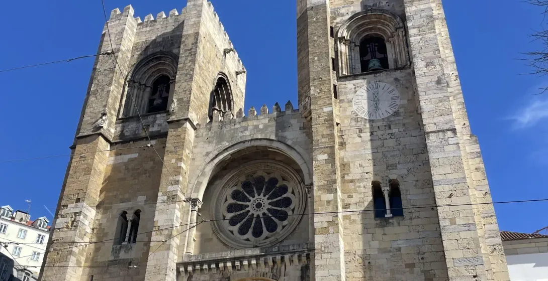 Fachada de la Catedral de Lisboa (Sé de Lisboa) con dos torres de campanas de piedra y un gran rosetón central.