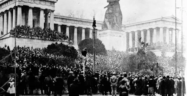 Historical black and white photo of crowds in front of the Bavaria statue and Ruhmeshalle in Munich.