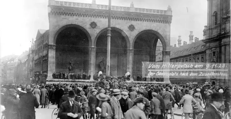 Foto histórica en blanco y negro de una gran multitud reunida frente a la Feldherrnhalle en Odeonsplatz, Múnich.