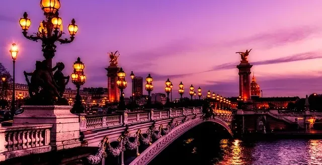 Puente Alejandro III al atardecer en París