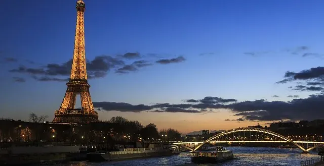 Eiffelturm und Seine bei Dämmerung in Paris.
