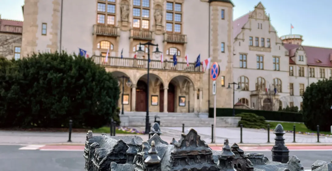 Bronzemodell von Altstadtgebäuden im Vordergrund, mit dem großen Collegium Minus der Adam-Mickiewicz-Universität in Posen ...