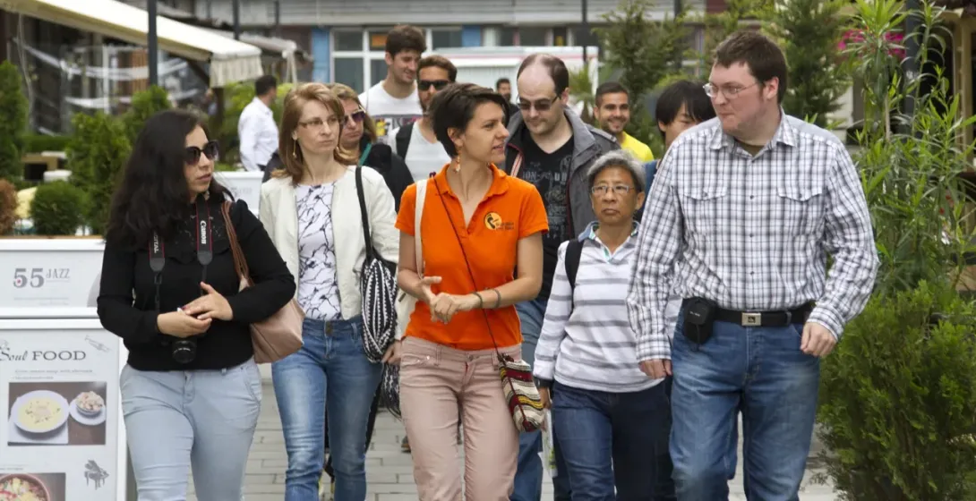 Un grupo de turistas en un recorrido a pie por la ciudad.