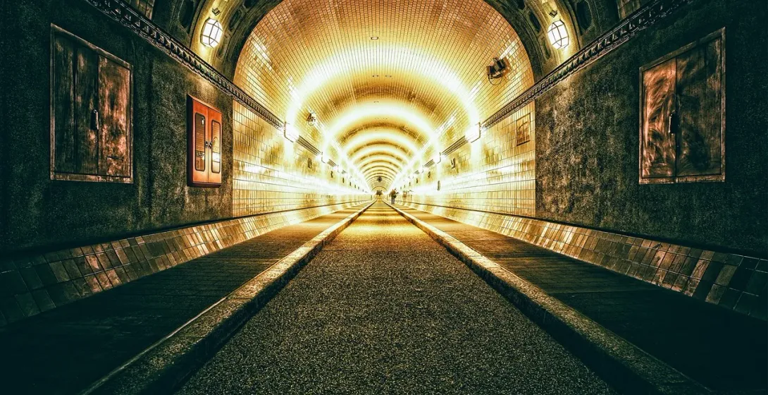 Un largo túnel iluminado invita a la exploración.