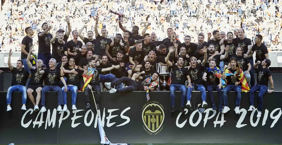 Jugadores del Valencia CF celebran la victoria en la Copa del Rey 2019 en un estadio lleno de aficionados.