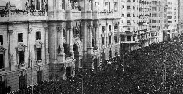 Black and white photo of a crowd in front of Valencia's City Hall during the proclamation of the Republic.