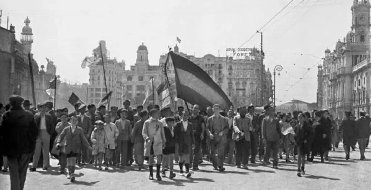 A black and white historical photo of a demonstration in Valencia with flags of the Second Spanish Republic.
