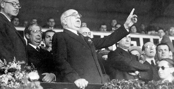 Black and white photo of Manuel Azaña giving a speech, gesturing with his finger at the Mestalla Stadium in Valencia, 1935.