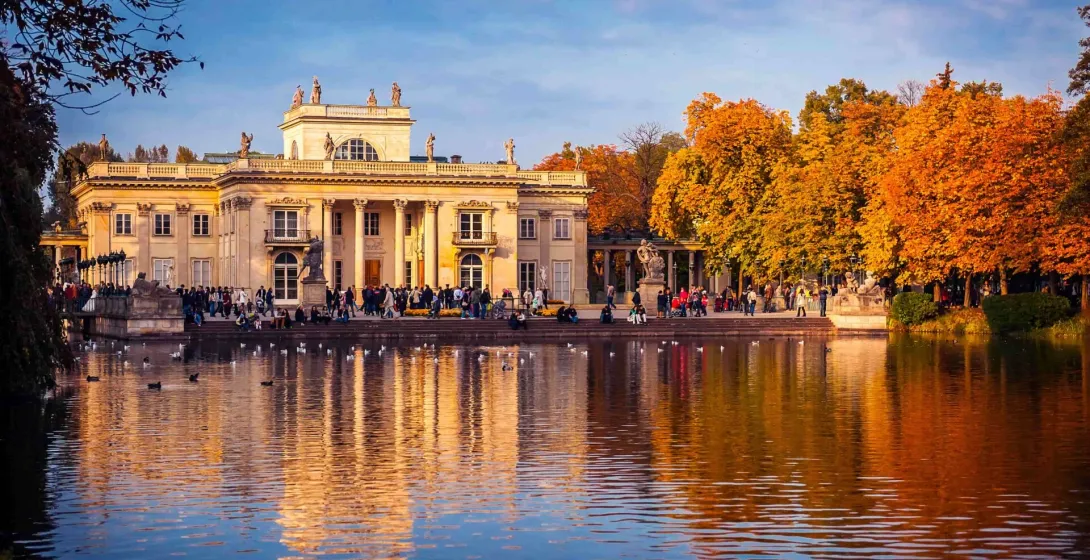 Palast auf der Insel im Łazienki-Park in Warschau, im Teich gespiegelt, umgeben von Herbstbäumen.