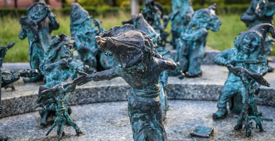 Nahaufnahme der skurrilen Zwergenstatuen von Wrocław.