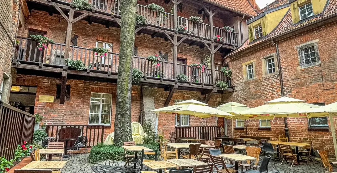 Charmantes Restaurant im Innenhof in Wrocław, Deutschland.