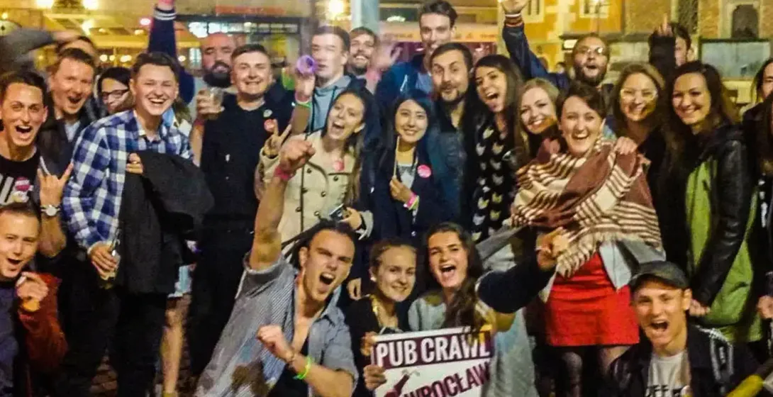 Szczęśliwi turyści na pub crawl wrocławskim.