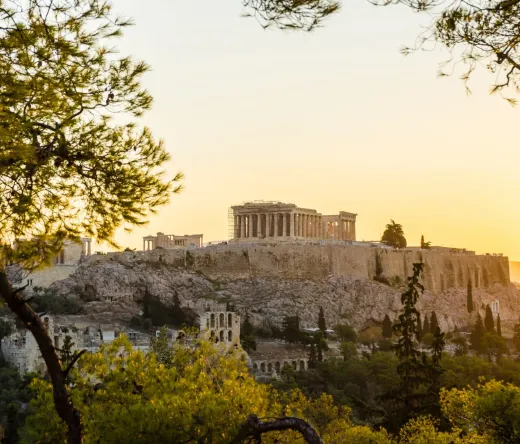 Vista del atardecer de la Acrópolis en Atenas, Grecia.