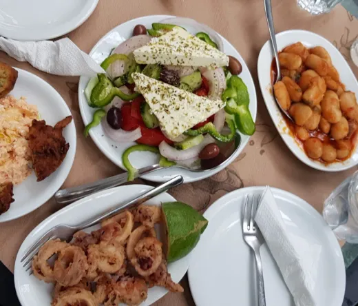 Deliciosa comida griega en una mesa en Atenas.