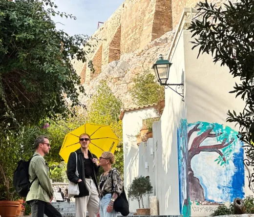 Turistas explorando Atenas, Grecia, cerca de la Acrópolis.