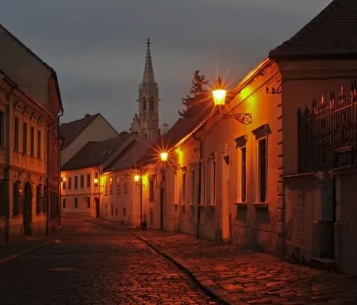 Gruselige Bratislava-Tour: Eine bezaubernde Kopfsteinpflasterstraße bei Nacht.