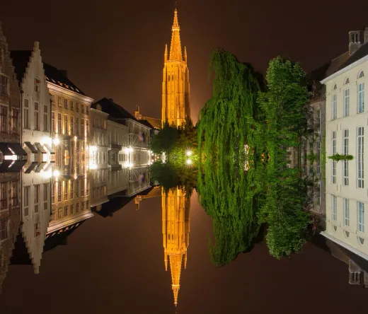 Brugia nocą: Oszałamiające odbicie Belfry i kanałów.