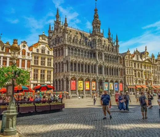Turyści zwiedzają wspaniały Grand Place w Brukseli, Belgia.