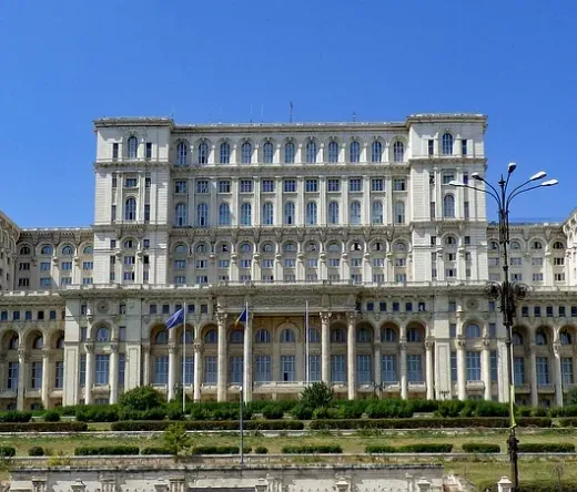 El impresionante Palacio del Parlamento en Bucarest, Rumania.