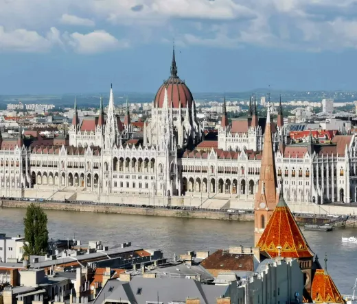 Panoramiczny widok na budynek Parlamentu Węgierskiego w Budapeszcie.