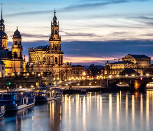 Drezno Stare Miasto nocą: oświetlona Frauenkirche i Zwinger.