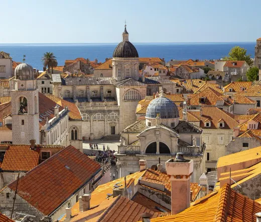 Vista aérea del casco antiguo de Dubrovnik con tejados de terracota y el mar Adriático.