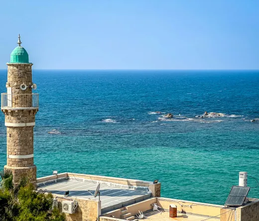 Jaffas Minarett mit Blick auf das Mittelmeer.