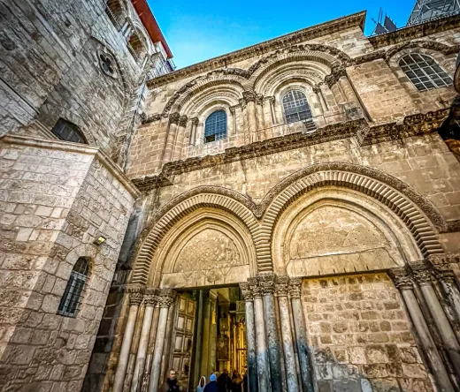 Eingang zur Grabeskirche in Jerusalem.