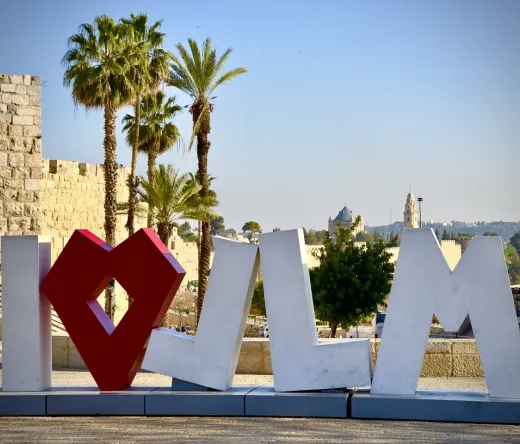I❤JERUSALEM-Schild vor den Mauern der Altstadt von Jerusalem.