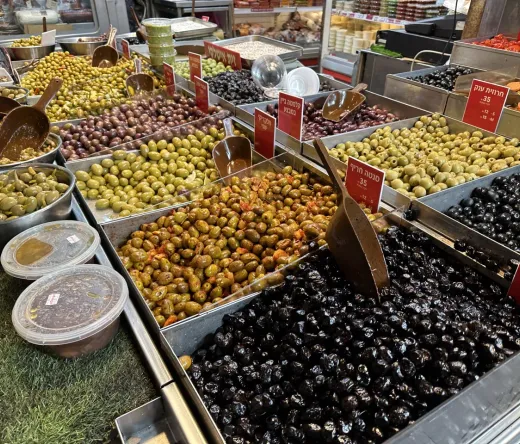 Verschiedene Olivensorten auf dem Machane Yehuda Markt in Jerusalem.