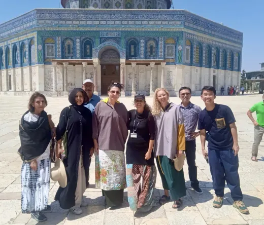 Fröhliche Touristen auf einer geführten Tour vor dem Felsendom in Jerusalem.