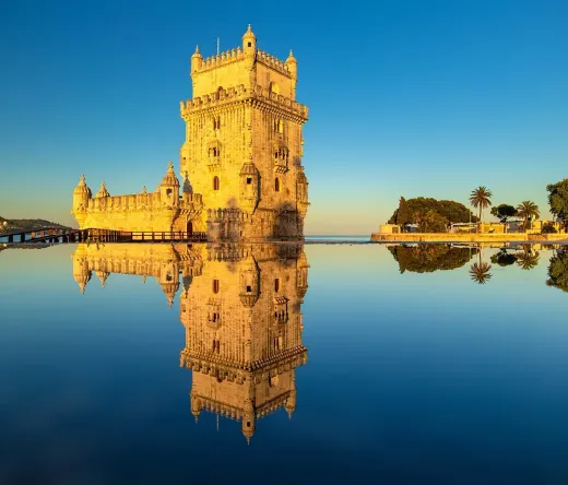 La Torre de Belém en Lisboa, Portugal, reflejada en el agua al amanecer.