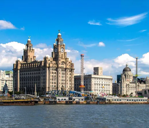 Impresionante vista del Royal Liver Building y el paseo marítimo de Liverpool.