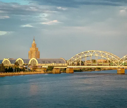 Línea del horizonte de Riga: Academia de Ciencias, Mercado Central y Puente del Ferrocarril.