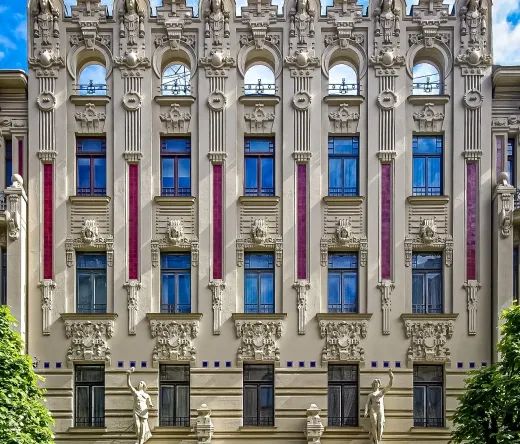 Fachada intrincada de un edificio Art Nouveau en Riga.