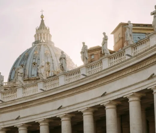 Estatuas y la cúpula de la Basílica de San Pedro en Roma.