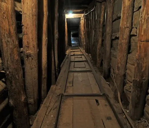 Wnętrze ciemnego, historycznego tunelu w Sarajewie.