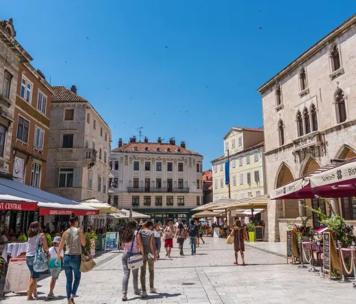 Turistas explorando una hermosa plaza en Split, Croacia.