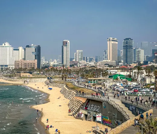 Atemberaubender Strand und Skyline von Tel Aviv.