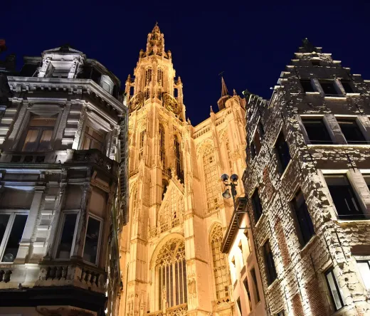 La Catedral de Nuestra Señora de Amberes iluminada por la noche durante un tour de Dark Stories.