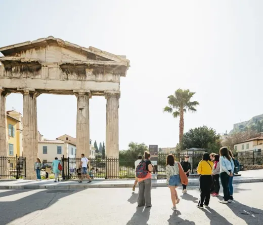 Grupo de turistas explorando el antiguo Templo de Hefesto en Atenas, Grecia.