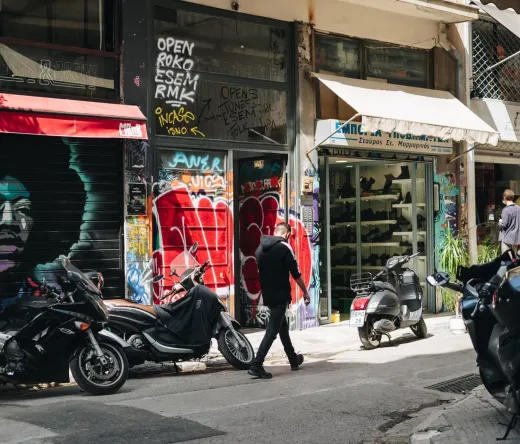 Turistas explorando Atenas, Grecia, cerca de la Acrópolis.