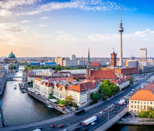 Vista panorámica del horizonte de Berlín al atardecer, con monumentos emblemáticos.