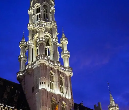 Das Brüsseler Rathaus bei Nacht, beleuchtet vor dem dunklen Himmel.