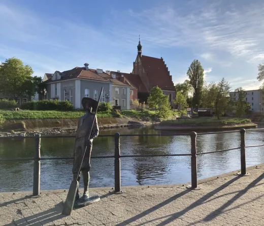 Brązowa statua nad kanałem w bydgoskiej starówce.