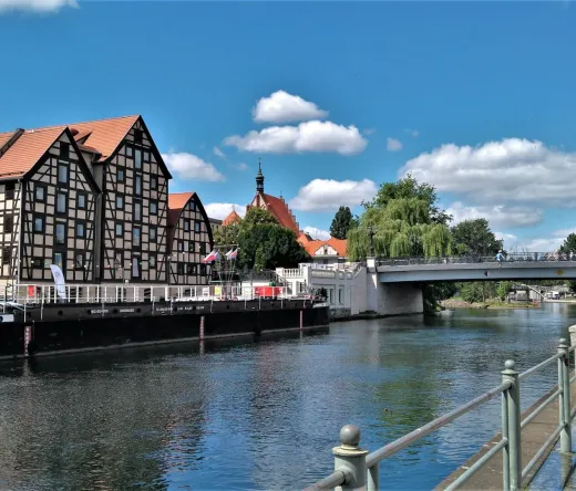 Bydgoszcz Stadtbild mit Fluss und Architektur.