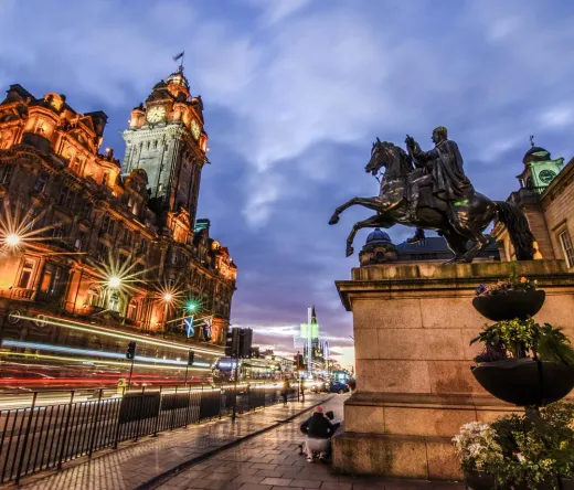 Edynburska Starówka nocą: Hotel Balmoral i pomnik króla Jerzego IV.