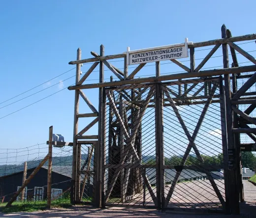 Puerta de entrada al campo de concentración de Natzweiler-Struthof en Alsacia, Francia.