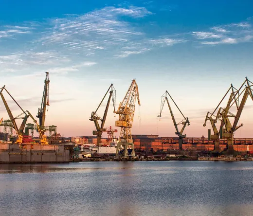 Sonnenuntergang über der Werft in Danzig, Polen.