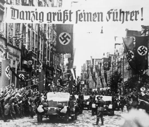 Historischer Autokorso in Danzig mit Bannern.